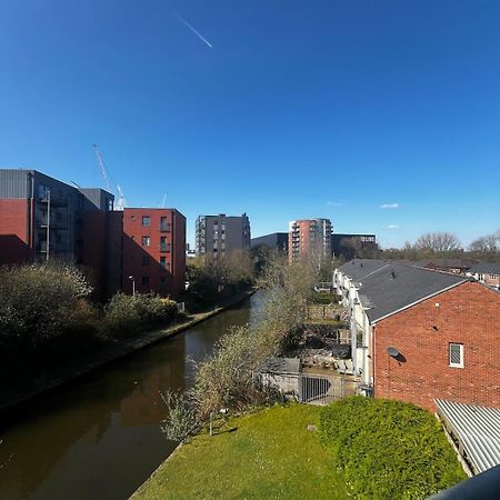 Serene 2-Bed Flat With Canal Views - Coop Live & Ethiad Mánchester Exterior foto