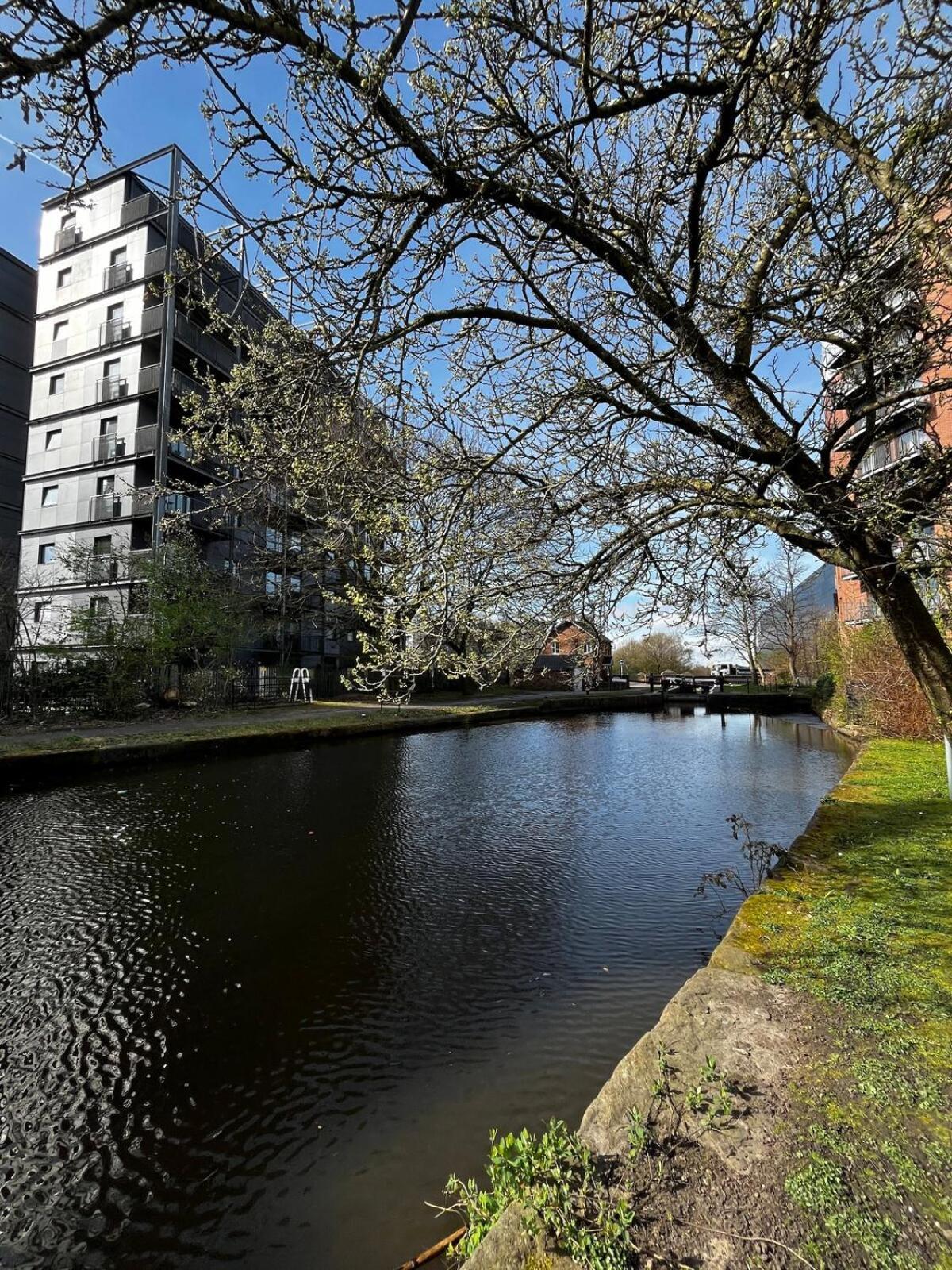 Serene 2-Bed Flat With Canal Views - Coop Live & Ethiad Mánchester Exterior foto