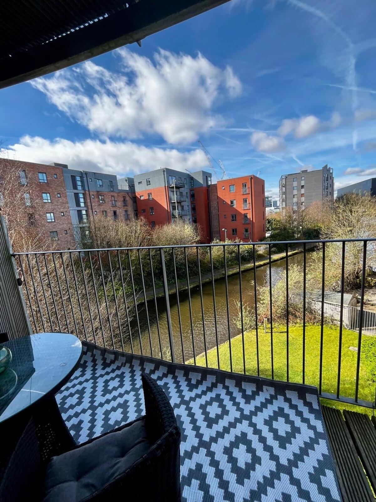 Serene 2-Bed Flat With Canal Views - Coop Live & Ethiad Mánchester Exterior foto